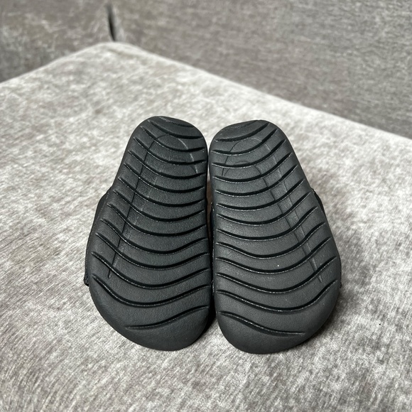 Nike Kids Black Sandals - Picture 3 of 4